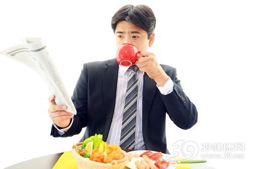 青年 男 早餐 西装 上班 杯子 西红柿 香肠 蔬菜 报纸_26998650_xxl 男人秋季补肾 避免这些禁忌 鹿血片