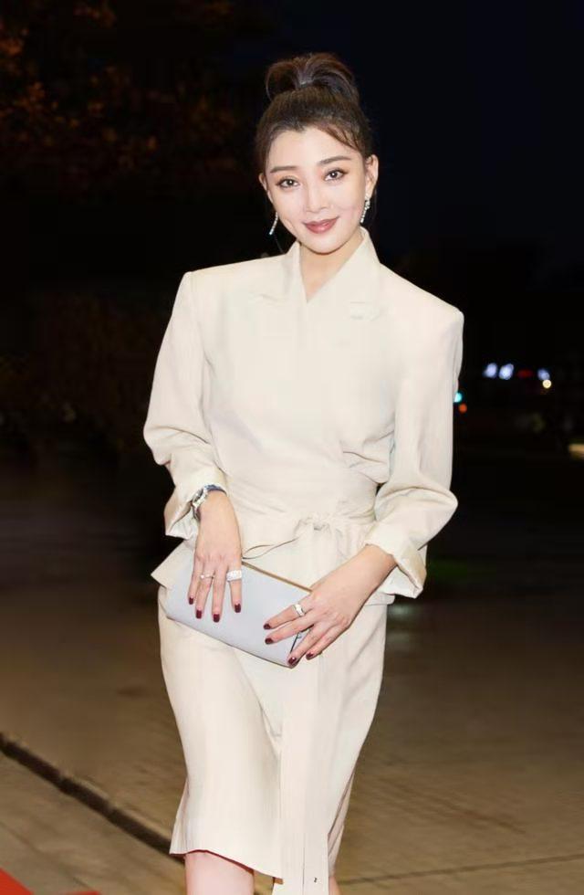 41岁殷桃真惊艳！一袭V领礼服魅力十足，谈恋爱后更有韵味 鹿血片 第6张