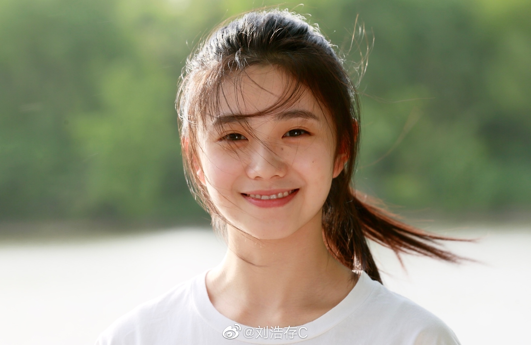 剪长发穿烂衣，没来得及开心就被“考验”，新谋女郎刘浩存不容易 鹿血片 第4张