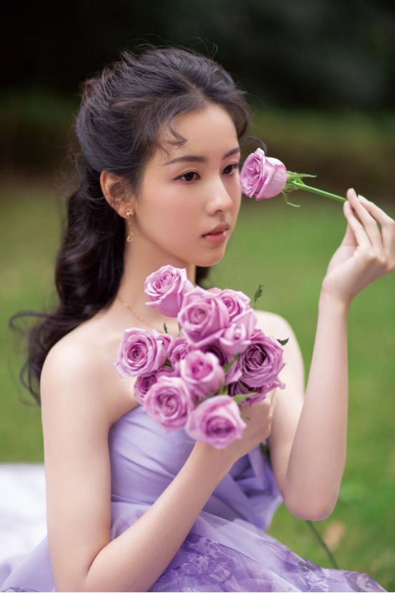 陈都灵早就该告别纯情路线了，这凡尔赛造型穿身上，太显气质 鹿血片 第1张